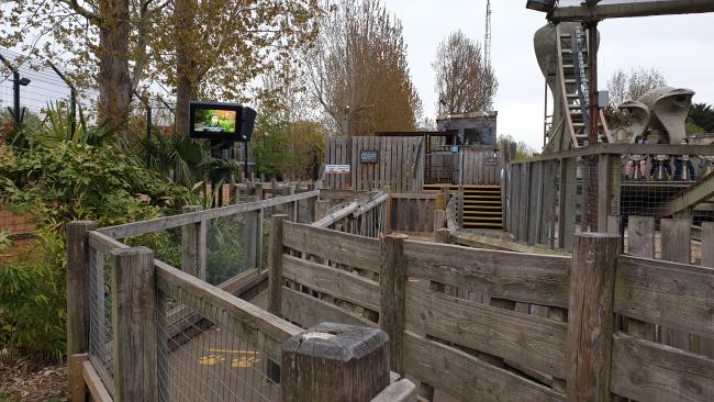 Kobra queue line without fencing 
